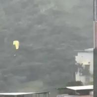 Susto por parapentistas que volaron sobre Bello, Antioquia en plena tormenta