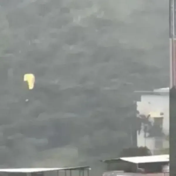 Susto por parapentistas que volaron sobre Bello, Antioquia en plena tormenta