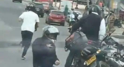 Balacera en la avenida Américas (Bogotá): 4 hombres le dispararon a joven en moto por atracarlo en la localidad de Kennedy. 