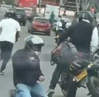 Balacera en la avenida Américas (Bogotá): 4 hombres le dispararon a joven en moto por atracarlo en la localidad de Kennedy. 