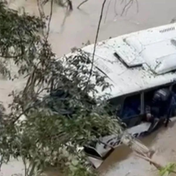 Cómo están los pasajeros del bus que cayó al río Magdalena; hay varios graves