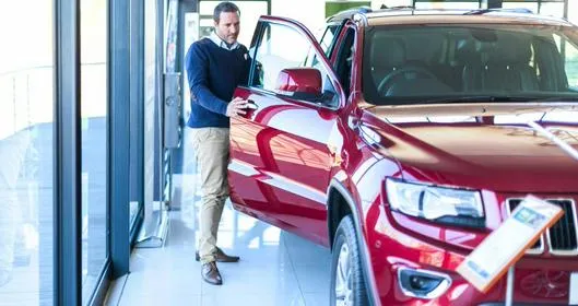 La venta de carros nuevos y usados en Colombia se transformaría por aumento del salario mínimo y nuevos impuestos, que golpean a concesionarios. 