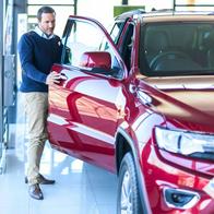 La venta de carros nuevos y usados en Colombia se transformaría por aumento del salario mínimo y nuevos impuestos, que golpean a concesionarios. 