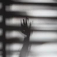 Vecinos salvaron a mujer de su ex que se metió a su casa fingiendo ser celador