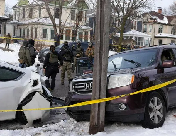 Un agente de inmigración mata a una mujer en Minneápolis durante un operativo de tráfico