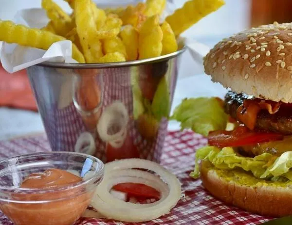 ¿Qué piensan los britanicos de la prohibición parcial de publicidad de comida basura en la televisión?