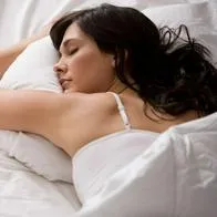 Foto de persona al dormir, en nota de por qué dormirse al tocar la almohada es de alerta, según psicología por hábitos
