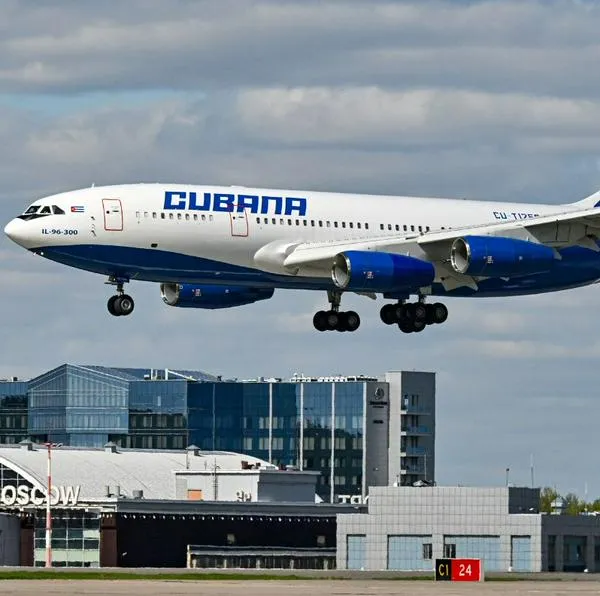 Avión cubano sufrió percance hacia Venezuela y no pudo aterrizar por vigilancia de EE. UU. Hay tensiones sobre lo que pasará. 