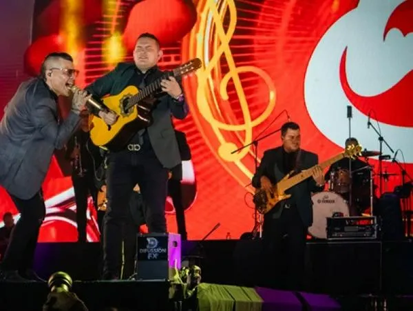Entérese qué pasó en la Noche de Música Popular de la Feria de Manizales: Jhonny Rivera y Alzate hicieron tregua con la lluvia y dieron su show