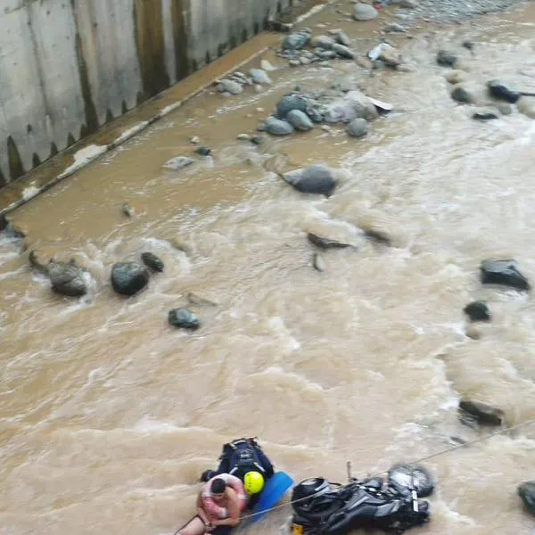 Con moto y todo un hombre se fue a una quebrada en Itagüí: bomberos lo rescataron