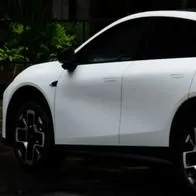 Xpeng le hace competencia a BYD y Tesla con SUV hibrida con autonomía de 1,7 km 