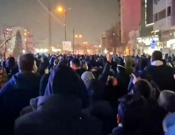 Irán: se intensifican y extienden las manifestaciones contra el Gobierno, que corta internet