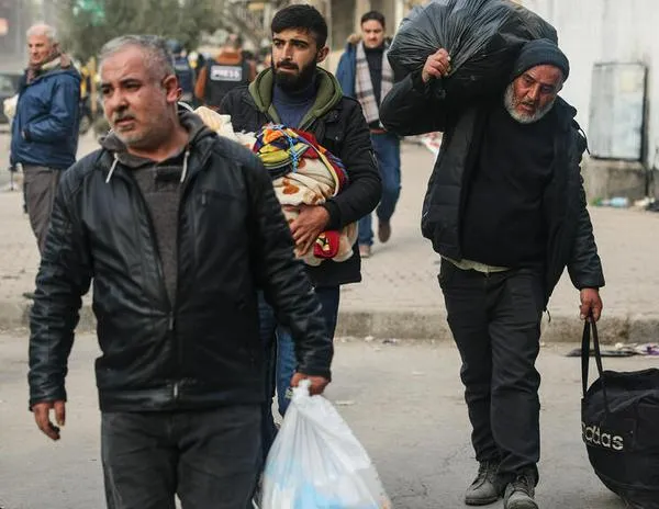 Enfrentamientos entre el gobierno sirio y las fuerzas kurdas desplazan a miles de personas en Alepo