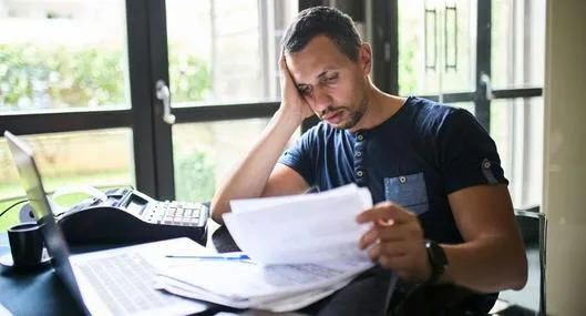 Foto de hombre preocupado, en nota de por qué revisar la base de datos de Dian por embargos de cuentas, tarjetas y más