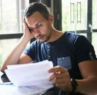 Foto de hombre preocupado, en nota de por qué revisar la base de datos de Dian por embargos de cuentas, tarjetas y más