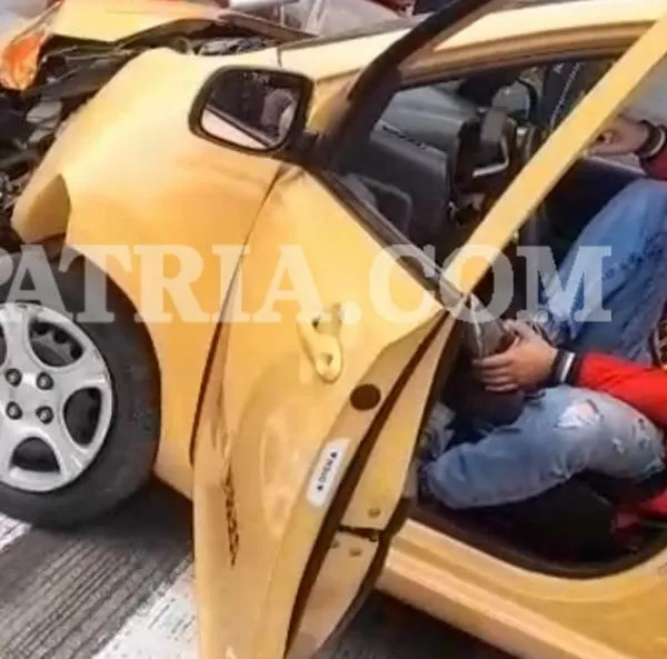 Taxista chocó en estación de gasolina cerca de la Terminal de Transportes de Manizales