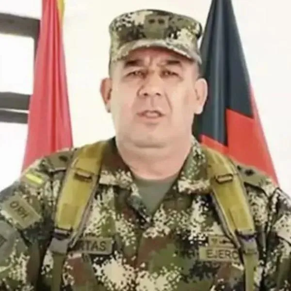 Al general Huértas lo movieron del Ejército, luego de escándalo con 'Calarcá': hubo remezón en la institución con salida de 4 más. 