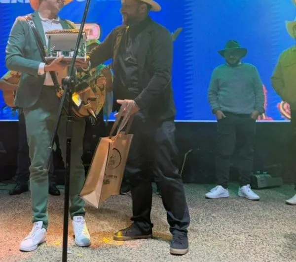 Neruda pasó de vender cigarrillos afuera de bares, a ser coronado rey nacional de la trova en la Feria de Manizales 