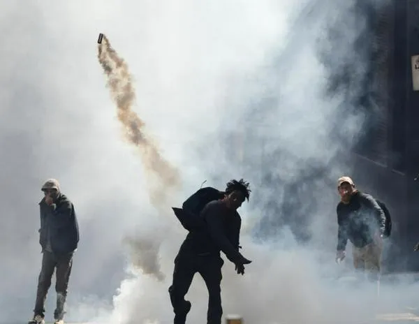 Cortes de carreteras y ruptura del diálogo por eliminación de subsidios a combustibles en Bolivia