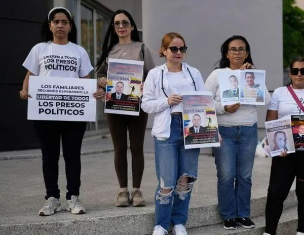 Venezuela rechaza alerta de EE. UU. sobre milicias; familiares de presos esperan más excarcelaciones