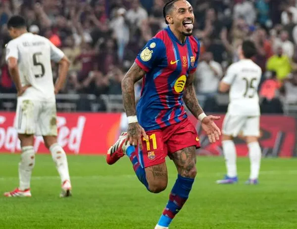 Doblete de Raphinha corona al Barcelona en final de la Supercopa ante Real Madrid