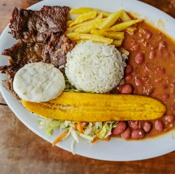 Golpe al popular corrientazo en Colombia: dicen cuál sería su precio para 2026 y la subida de más de 2.000 pesos que tendrá. 