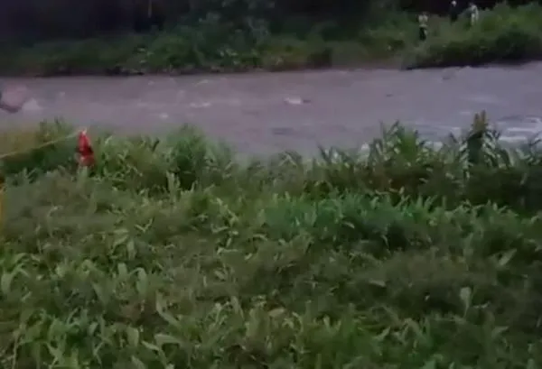 Dos menores de edad y un adulto fueron rescatados de un río en el Eje Cafetero: estaban atrapados en la ribera