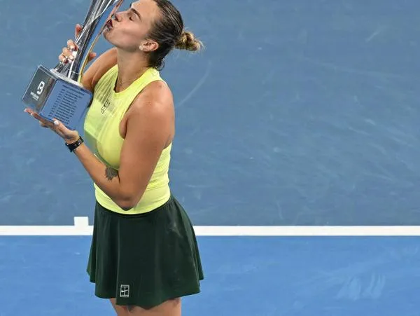 Tenista le pide matrimonio a su pareja después de ganar título, colega le niega el saludo y recuerda la guerra