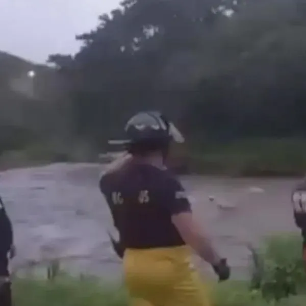 Héroes bajo la tempestad: Rescatan a 3 jóvenes atrapados en la ribera del río Quindío