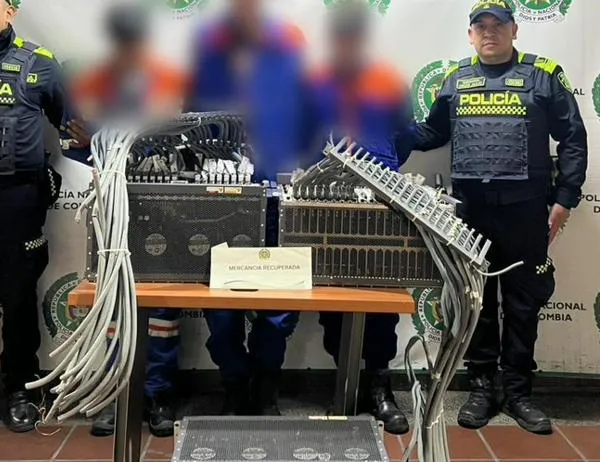 Con falsos uniformes de una empresa de servicios públicos hurtaban cajas de comunicaciones 