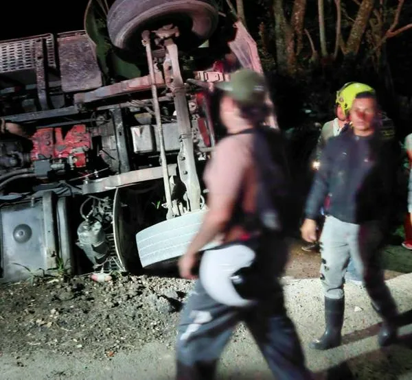 En choque con moto en municipio de Caldas una volqueta terminó volcada