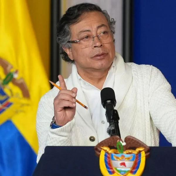 Petro convoca movilización para defender el decreto del salario mínimo vital
