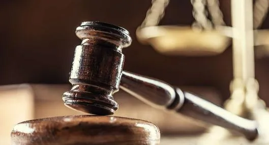 Por qué fiscal le disparó a una jueza en un tribunal y cómo un preso lo detuvo