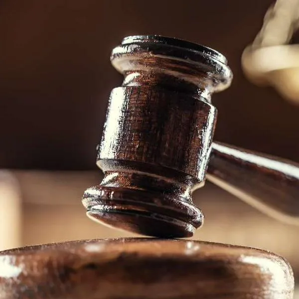 Por qué fiscal le disparó a una jueza en un tribunal y cómo un preso lo detuvo