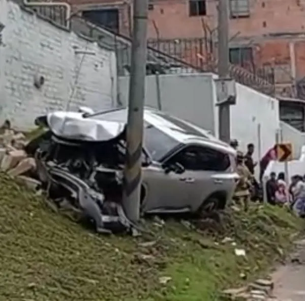 Accidente en Bogotá hoy 13 de enero: camioneta lujosa se estrelló contra poste en carrera Séptima con calle 190 y hay ambulancias. 