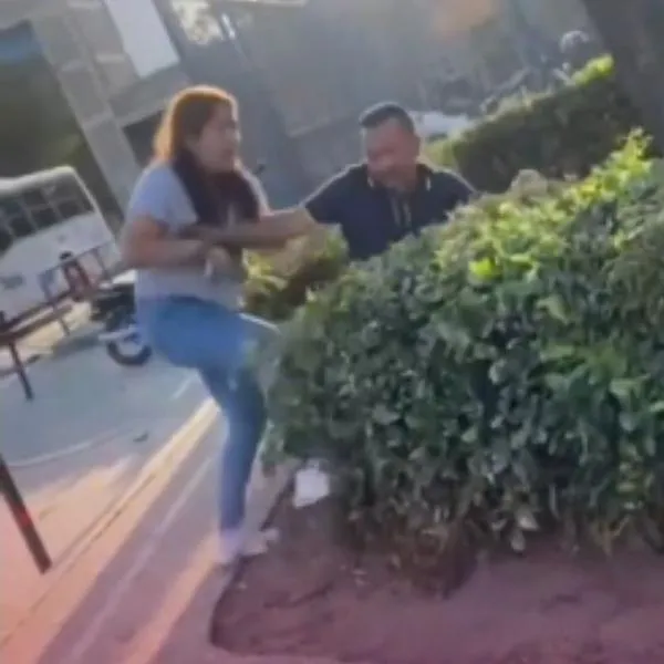 Mujer golpeó a la amante de su esposa en Barranquilla cuando le pasaba dinero