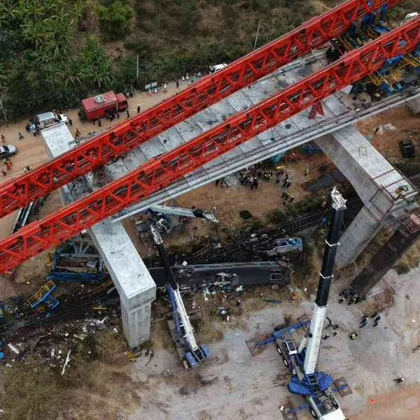 Accidente en Tailandia de grúa que cayó sobre tren dejó 32 muertos y 60 heridos