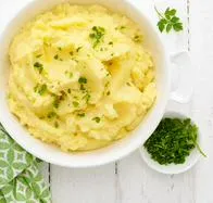 ¿Cómo hacer que el puré de papa no quede salado?