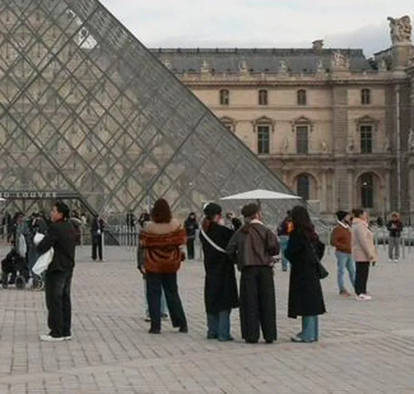 Turistas reclaman por subida de precio en el Museo del Louvre y otros sitios turísticos