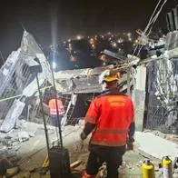 Local colapsó en Medellín y afectó a más de cinco viviendas: hubo 3 personas atrapadas y a una de ellas la trasladaron a un centro médico. 