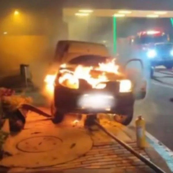 Incendio en Bogotá por choque de un carro contra poste en conjunto residencial