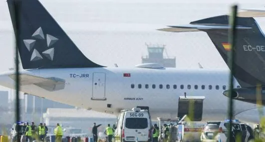 Pánico en pleno avión de Turkish Arlines: aterrizó de emergencia por amenaza de bomba a bordo. Evacuaron a todos los pasajeros. 