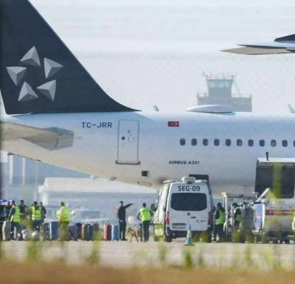 Pánico en pleno avión de Turkish Arlines: aterrizó de emergencia por amenaza de bomba a bordo. Evacuaron a todos los pasajeros. 