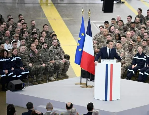 Francia enviará más "medios terrestres, aéreos y marítimos" a Groenlandia en los "próximos días", afirma Macron