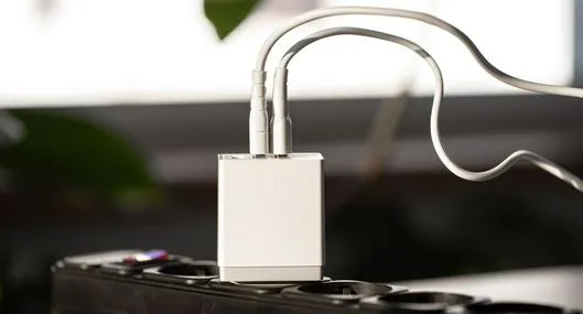 Qué pasa si dejo mi cargador conectado sin el celular: aclaran si es seguro o no