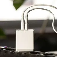 Qué pasa si dejo mi cargador conectado sin el celular: aclaran si es seguro o no