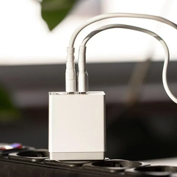 Qué pasa si dejo mi cargador conectado sin el celular: aclaran si es seguro o no