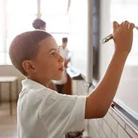 Foto de niños en colegios, en nota sobre de qué trata el cambio estructural en la educación de Colombia por giro del PAE