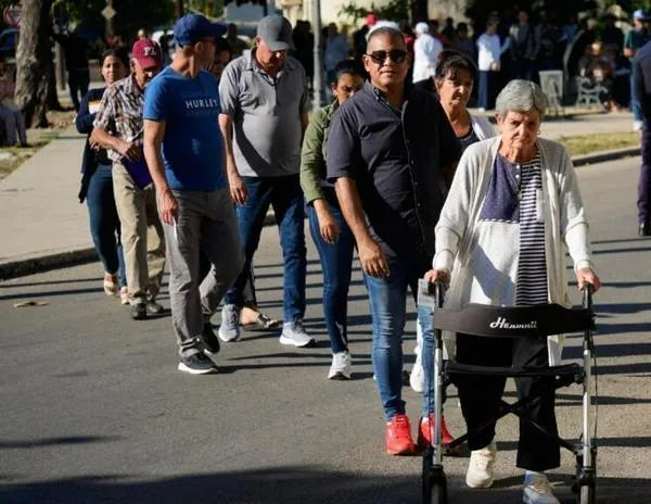 Estados Unidos endurece su cruzada contra la inmigración con la suspensión de visas a 75 países