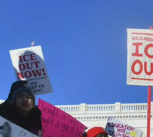 ICE vuelve a dispararle a un ciudadano “para proteger su vida” en Mineápolis y se desatan protestas